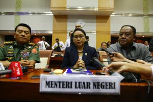 Panglima TNI Jenderal Moeldoko, Menteri Luar Negeri Retno Marsudi, Kepala Badan Intelijen Negara Marciano Norman usai mengikuti rapat dengan Komisi I di Komplek Parlemen, Senayan, Jakarta, Senin (22/6/2015). Rapat kerja membahas rencana pemberian Amnesti dan Abolisi untuk narapidana atau tahanan politik Papua. AKTUAL/JUNAIDI MAHBUB