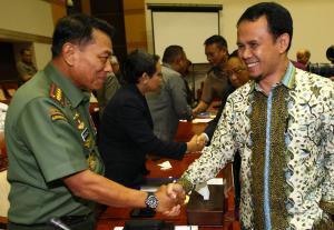 Panglima TNI Jenderal Moeldoko, saat  mengikuti rapat dengan Komisi I di Komplek Parlemen, Senayan, Jakarta, Senin (22/6/2015). Rapat kerja membahas rencana pemberian Amnesti dan Abolisi untuk narapidana atau tahanan politik Papua. AKTUAL/JUNAIDI MAHBUB