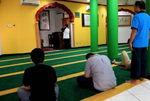 Para jama'ah bersiap-siap untuk menjalankan ibadah sholat Ashar di Masjid Lautze yang berada di Jalan Lautze,Sawah Besar, Jakarta Pusat, Rabu (24/6/2015). Masjid Lautze ini berbeda dengan lazimnya sebuah masjid, di Lautze Warna merah terlihat sangat mendominasi masjid 'khusus' etnis Tionghoa ini. Ornamen-ornamen seperti lampion kecil di setiap pintu masjid.