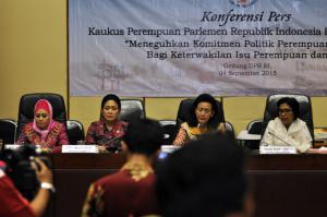 Presidium Kaukus Perempuan Parlemen RI Meilani Leimena Suharli, Presidium Kaukus Perempuan Parlemen RI Titiek Soeharto, Presidium Kaukus Perempuan Parlemen RI Gusti Kanjeng Ratu Hemas, Sekretaris Jenderal Kaukus Perempuan Parlemen RI Irma Suryani Chaniago dan Wakil Sekretaris Kaukus Perempuan Parlemen RI Ammy Amalia Fatma Surya menggelar konferensi pers di RUang KK V, Nusantara, Komplek Parlemen, Senayan, Jakarta, Jumat (4/9/2015). Mereka meneguhkan komitmen politik perempuan parlemen bagi keterwakilan isu peremuan dan anak. 