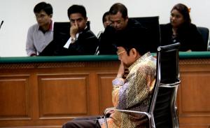 Mantan Sekjen ESDM Waryono Karno (WK) saat mendengarkan pembacaan vonis terhadap dirinya yang dibacakan oleh Hakim anggota, di Jakarta, Rabu (16/9/2015). antan Sekjen Kementerian Energi dan Sumber Daya Mineral (ESDM) Waryono Karno dihukum 6 tahun penjara, denda Rp 300 juta subsidair 3 bulan kurungan. Waryono terbukti bersalah melakukan tindak pidana korupsi dalam kegiatan Setjen ESDM, menyuap Sutan Bhatoegana dan menerima uang gratifikasi.