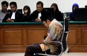 Mantan Sekjen ESDM Waryono Karno (WK) saat mendengarkan pembacaan vonis terhadap dirinya yang dibacakan oleh Hakim anggota, di Jakarta, Rabu (16/9/2015). antan Sekjen Kementerian Energi dan Sumber Daya Mineral (ESDM) Waryono Karno dihukum 6 tahun penjara, denda Rp 300 juta subsidair 3 bulan kurungan. Waryono terbukti bersalah melakukan tindak pidana korupsi dalam kegiatan Setjen ESDM, menyuap Sutan Bhatoegana dan menerima uang gratifikasi.