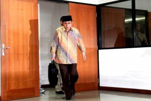 Mantan Sekjen ESDM Waryono Karno saat memasuki ruang sidang Tipikor yang diagendakan pembacaaan vonis untuk mantan Sekjen ESDM Waryono Karno, di Pengadilan  Tipikor, Jalan. HR .Rasuna Said, Jakarta, Rabu (16/9/2015). Mantan Sekjen Kementerian Energi dan Sumber Daya Mineral (ESDM) Waryono Karno dihukum 6 tahun penjara, denda Rp 300 juta subsidair 3 bulan kurungan. Waryono terbukti bersalah melakukan tindak pidana korupsi dalam kegiatan Setjen ESDM, menyuap Sutan Bhatoegana dan menerima uang gratifikasi.