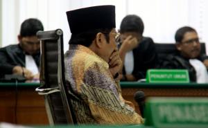 Selain itu Waryono menerima duit USD 284.862 dan USD 50 ribu pada Mei-Juni 2013. Khusus untuk duit USD 50 ribu, Majelis Hakim menyebut duit berasal dari Rudi Rubiandini pada 12 Juni 2013 yang sedianya akan diserahkan kepada Sutan sebagai pemberian tahap kedua namun urung dilakukan dan disimpan.