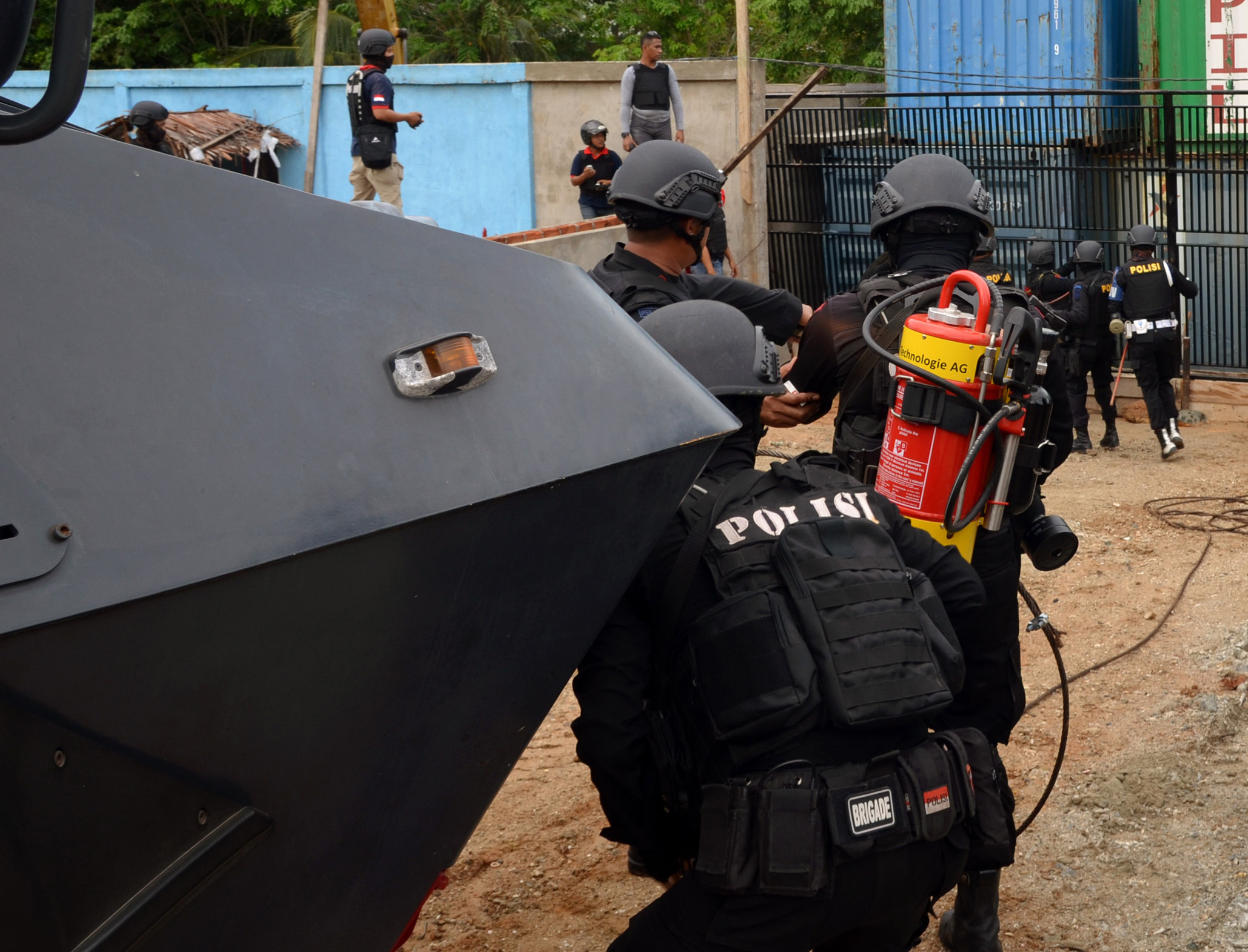 Petugas gabungan TNI-Polri berusaha masuk ke rumah terpidana Aiptu Labora Sitorus saat melakukan eksekusi di Kelurahan Tampa Garam, Distrik Sorong Barat, Kota Sorong, Papua Barat, Jumat (4/3).