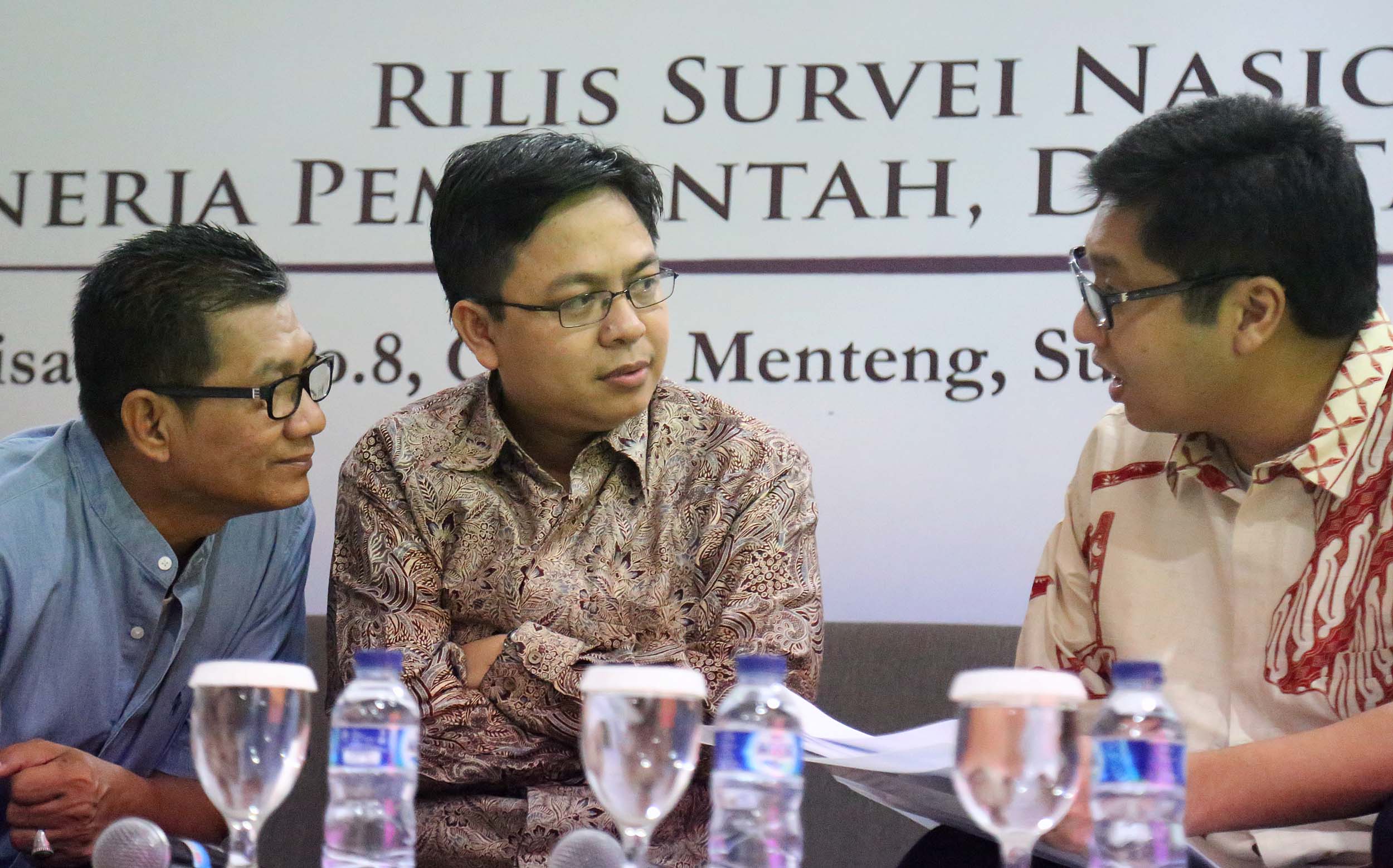 Anggota DPR Fraksi PDIP Maruarar Sirait (kanan) disaksikan Pengamat Politik Burhanudin Muhtadi (tengah), Anggota DPR Fraksi Golkar Agun Gunanjar (kedua kiri), menyampaikan pandangannya saat diskusi hasil Survei SMRC mengenai Kinerja Pemerintah, Dua Tahun Pilpres di Jakarta, Minggu (24/7/2016). Hasil survei SMRC menunjukan bahwa 67 persen warga Indonesia menyatakan puas dengan kinerja Jokowi dan 30 persen menyatakan tidak puas, selain itu sebanyak 72 persen rakyat Indonesia yakin kepemimpinan Jokowi membawa Indonesia lebih baik dan 22 persen tidak yakin.