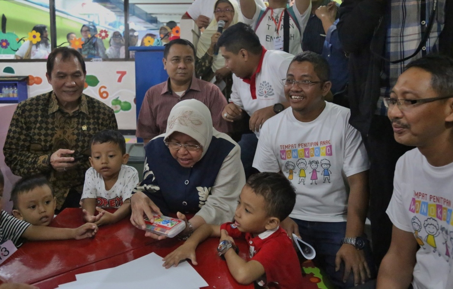 Foto TPA (2)-15Agst16(Kanan ke kiri) Direktur Network dan IT Solution Telkom Abdus Somad Arif bersama Asdep Pelayanan Hukum Kementrian BUMN Dwi Ary Purnomo, Walikota Surabaya Tri Rismaharini dan Ketua Komisi VI DPR RI Bambang Haryo ikut menemani anak bermain di Tempat Penitipan Anak (TPA) di Pasar Tradisional Wonokromo Surabaya (Dok Telkom)