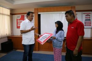 Direktur Human Capital Management Telkom Herdy Harman (kiri) menyerahkan bantuan secara simbolis kepada korban bencana banjir Garut, Kamis (22/9). Bantuan ini merupakan wujud sinergi BUMN Hadir untuk Negeri Tanggap Bencana Garut.