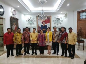 Ketua Umum Partai Golkar Setya Novanto (kiri) saat menemui Ketua Umum PDIP Megawati Soekarnoputri di kediamannya di Jalan Teuku Umar No. 27, Jakarta Pusat, Minggu (20/11). Pertemuan tersebut membahas seputar situasi politik nasional, di antaranya susasana pertarungan para pasangan calon dalam Pilgub DKI 2017. AKTUAL/HO