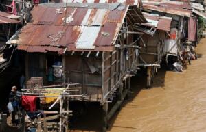 Suasana di bantaran Sungai Ciliwung, Manggarai, Jakarta, Rabu (23/11/2016). Kepala Bappenas Bambang Brodjonegoro mengatakan saat ini terdapat 13,5 juta penduduk Indonesia yang hidup miskin di lingkungan kumuh. AKTUAL/Munzir