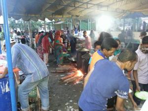 Aktivitas memasak masyarakat korban gempa di dapur umum yang disediakan oleh TelkomGroup, Kamis (8/12). Dapur umum berlokasi di dua tempat yaitu Pesantren Al-Hijrah, Gampong Mesjid Tuha Kecamatan Meureudu dan Mesjid Jamik Kecamatan Ulim Pidie Jaya.