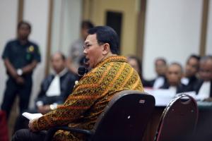 Gubernur DKI Jakarta, Basuki Tjaha Purnama membacakan pembelaan di sidang lanjutan kasus dugaan penistaan agama di auditorium Kementerian Pertanian, Jakarta Selatan, Selasa (25/4/17). Ahok dijerat Pasal 156 KUHP dalam dakwaan alternatif kedua tentang menyebar kebencian terhadap golongan dan dituntut dengan hukuman satu tahun penjara dengan masa percobaan selama dua tahun pada persidangan sebelumnya. KORAN SINDO-POOL/Isra Triansyah