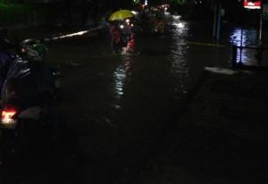 Banjir di kawasan Kemang, Jakarta Selatan akibat hujan yang mengguyur wilayah Jakarta, Selasa (11/4). Foto: twitter