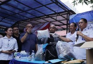 Komjen Budi Waseso (Buwas), Deputi Pemberantasan BNN Irjen Arman Depari, Ivan Slank serta perwakilan dari BPOM dan Kejaksaan Kalimantan Selatan, menunjukkan barang bukti narkoba hasil pengungkapan BNN di parkiran Gedung BNN, Cawang, Jakarta, Kamis (18/5).