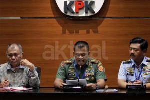 Panglima TNI Jenderal TNI Gatot Nurmantyo (tengah) bersama Ketua KPK Agus Rahardjo (kiri) dan KSAU Marsekal Hadi Tjahjanto (kanan) memberikan keterangan pers usai mengadakan rapat koordinasi dengan KPK terkait penanganan kasus pengadaan helikopter Augusta Westland (AW)-101 yang dinilai terlalu mahal di Gedung KPK, Jakarta, Jumat (26/5/2017). KPK dan TNI umumkan 3 tersangka pengadaan Heli AW-101 miliar rupiah. Panglima TNI Gatot Nurmantyo mengumumkan 3 tersangka dari TNI AU dengan inisial Marsma TNI FA, Letkol Admin TNI WW dan Pelda SS terkait pembelian Helikopter AugustaWestland (AW)-101 yang merugikan negara sebesar Rp 220 miliar. AKTUAL/Munzir