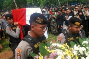 Suasana prosesi pemakaman Polisi Bripda Taufan Tsunami korban bom bunuh diri Kampung Melayu di Pemakaman umum Pondok Rangon, Jakarta Timur, Kamis (25/5/2017). Bripda Taufan Tsunami, merupakan salah satu anggota Dit Sabhara Polda Metro Jaya yang gugur saat bertugas di Terminal Kampung Malayu karena serangan bom bunuh diri. AKTUAL/Munzir