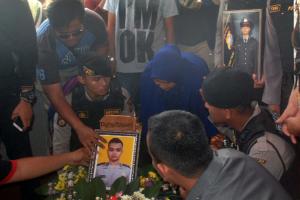 Suasana prosesi pemakaman Polisi Bripda Taufan Tsunami korban bom bunuh diri Kampung Melayu di Pemakaman umum Pondok Rangon, Jakarta Timur, Kamis (25/5/2017). Bripda Taufan Tsunami, merupakan salah satu anggota Dit Sabhara Polda Metro Jaya yang gugur saat bertugas di Terminal Kampung Malayu karena serangan bom bunuh diri. AKTUAL/Munzir