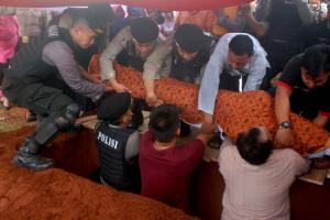 Suasana prosesi pemakaman Polisi Bripda Taufan Tsunami korban bom bunuh diri Kampung Melayu di Pemakaman umum Pondok Rangon, Jakarta Timur, Kamis (25/5/2017). Bripda Taufan Tsunami, merupakan salah satu anggota Dit Sabhara Polda Metro Jaya yang gugur saat bertugas di Terminal Kampung Malayu karena serangan bom bunuh diri. AKTUAL/Munzir