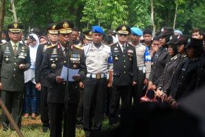 Suasana prosesi pemakaman Polisi Bripda Taufan Tsunami korban bom bunuh diri Kampung Melayu di Pemakaman umum Pondok Rangon, Jakarta Timur, Kamis (25/5/2017). Bripda Taufan Tsunami, merupakan salah satu anggota Dit Sabhara Polda Metro Jaya yang gugur saat bertugas di Terminal Kampung Malayu karena serangan bom bunuh diri. AKTUAL/Munzir