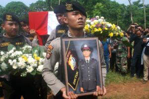 Suasana prosesi pemakaman Polisi Bripda Taufan Tsunami korban bom bunuh diri Kampung Melayu di Pemakaman umum Pondok Rangon, Jakarta Timur, Kamis (25/5/2017). Bripda Taufan Tsunami, merupakan salah satu anggota Dit Sabhara Polda Metro Jaya yang gugur saat bertugas di Terminal Kampung Malayu karena serangan bom bunuh diri. AKTUAL/Munzir