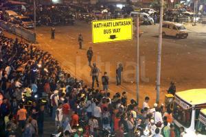 Terlihat personel anggota Kepolisian bersenjatakan lengkap melakukan pengamanan di sekitar lokasi bom di Terminal Kampung Melayu, Jakarta Timur, Rabu (24/5/2017), malam. Dalam ledakan bom yang berada di Terminal Kampung Melayu mengakibatkan korban tewas akibat bom di Kampung Melayu sebanyak 5 orang. Dua orang yang tewas diduga pelaku, 3 orang lainnya adalah personel Polri. AKTUAL/Munzir