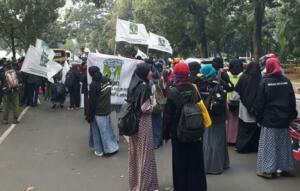 Aksi KAMMI di depan Istana Negara, Jakarta, Rabu (24/5), untuk menuntut penyelesaian kasus BLBI dan Century. Foto: Ist