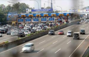 Kendaraan berjalan tersendat saat akan masuk Gerbang Tol Cibubur Utama di Jakarta, Jumat (8/9). PT Jasa Marga (Persero) memutuskan menghapus dua gerbang tol di ruas tol Jakarta-Bogor-Ciawi (Jagorawi) yaitu Gerbang Tol Cibubur Utama dan Cimanggis Utama mulai 8 September 2017 pukul 00.00 WIB. Hal ini guna mengatasi kemacetan yang kerap terjadi di ruas Jagorawi tersebut. AKTUAL/Tino Oktaviano