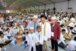 Direksi PT Perusahaan Gas Negara Tbk. (PGN) berfoto bersama anak yatim piatu penerima santunan. Pada hari ini, Kamis (31/05) PGN menggelar Peringatan Nuzulul Qur'an di Ramadhan 1439 H. Peringatan atas momen bersejarah dalam Islam ini digelar dengan kegiatan buka puasa bersama Pekerja PGN dan Grup dengan anak yatim piatu di Masjid Al-Istiqomah, Kantor Pusat PGN, Jakarta.