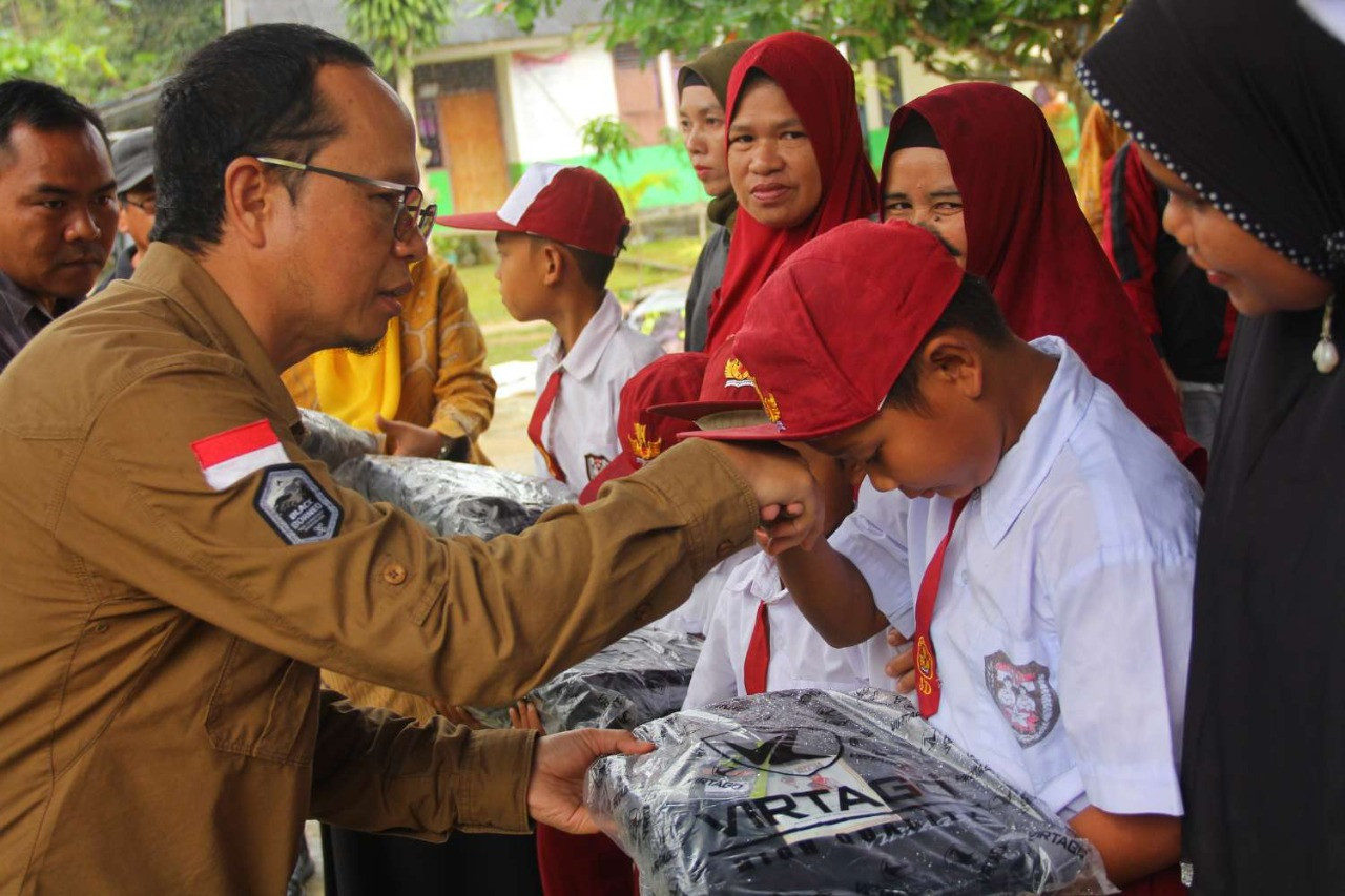 Bangka Tengah Salurkan Bantuan Peralatan Sekolah Aktual