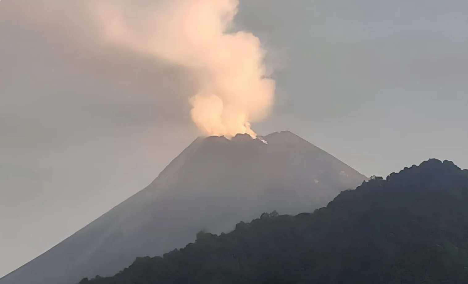 Gunung Merapi Tercatat Alami 71 Kali Gempa Guguran Aktual