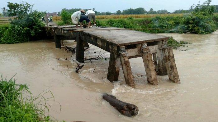 4 Jembatan Gantung Di OKU Putus Diterjang Banjir Aktual