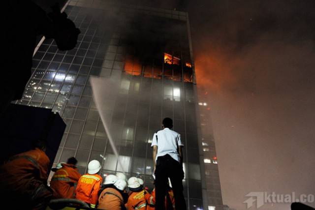 15 Jam Petugas Berjibaku Padamkan Api di Wisma Kosgoro