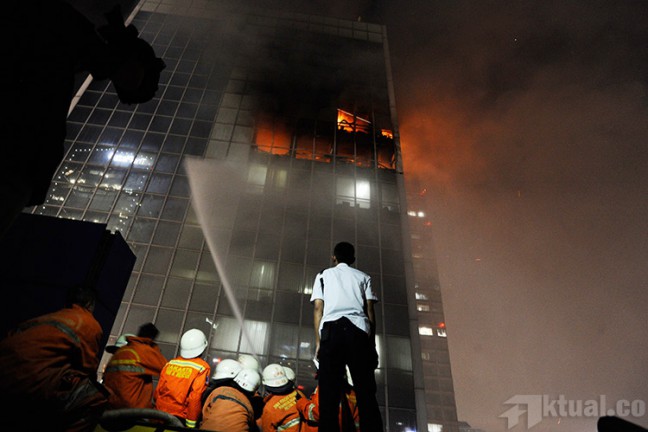 15 Jam Petugas Berjibaku Padamkan Api di Wisma Kosgoro