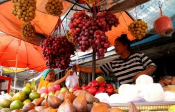 Jelang Idul Fitri, Harga Buah dan Sayur di Pasar Kramat Jati Kian Meroket