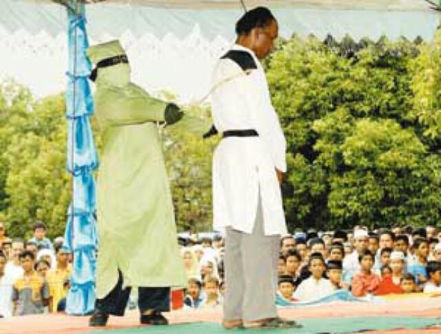 16 Warga Aceh Dicambuk