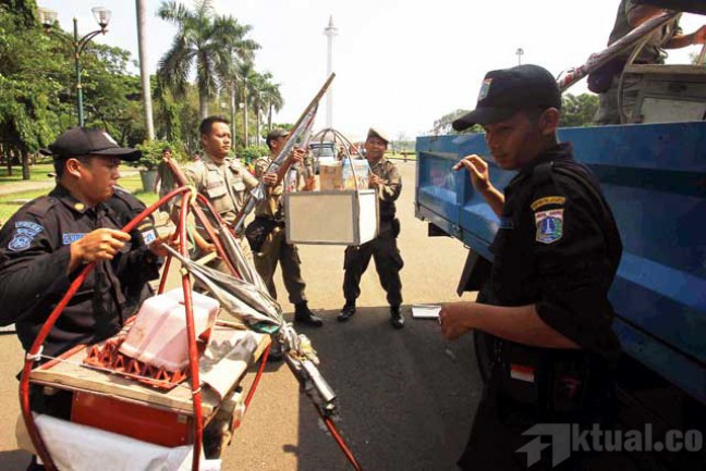 400 Satpol PP Dikerahkan Amankan Pembongkaran Gubuk Liar di Pasar Minggu