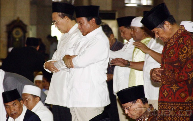 Image result for prabowo shalat jumat