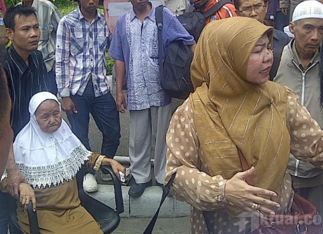Ahok Berang Mobil Dihadang Nenek