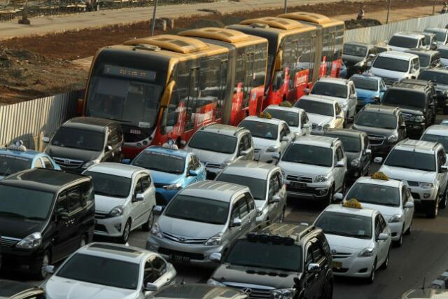 Ahok Berencana Izinkan Mobil Lalui Jalur Busway, Pengamat: Kontraproduktif!