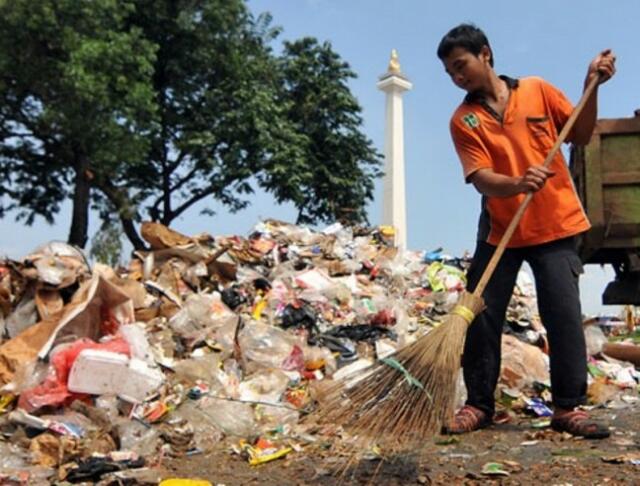 Ahok Janji Bayar Tunggakan Gaji Petugas Kebersihan Monas, Tapi Kapan?