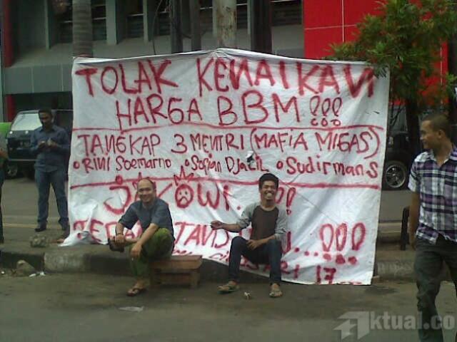 Aksi Tolak Kenaikan BBM Dan Tuntut Tangkap Tiga Menteri Berakhir Bentrok