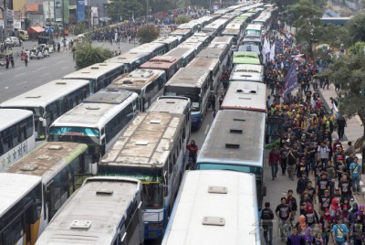 Antrian Bus Buruh Padati Jalan MH Thamrin