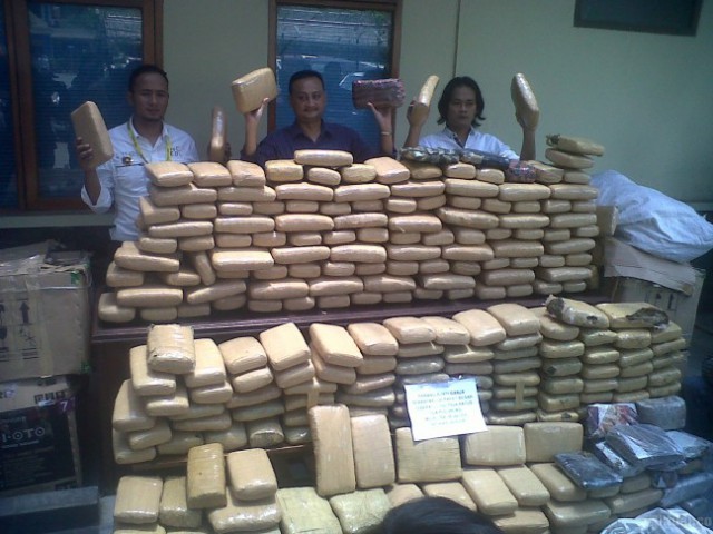 Asyik Berpesta Ganja, Tiga Pemuda Diciduk Polisi