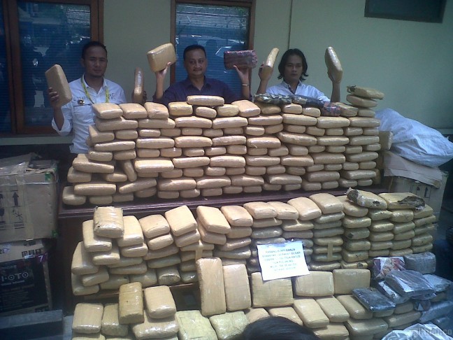 Asyik Berpesta Ganja, Tiga Pemuda Diciduk Polisi