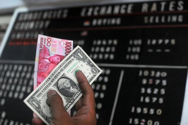 Awal Pekan, Rupiah Ambruk 87 Poin ke Rp12.574