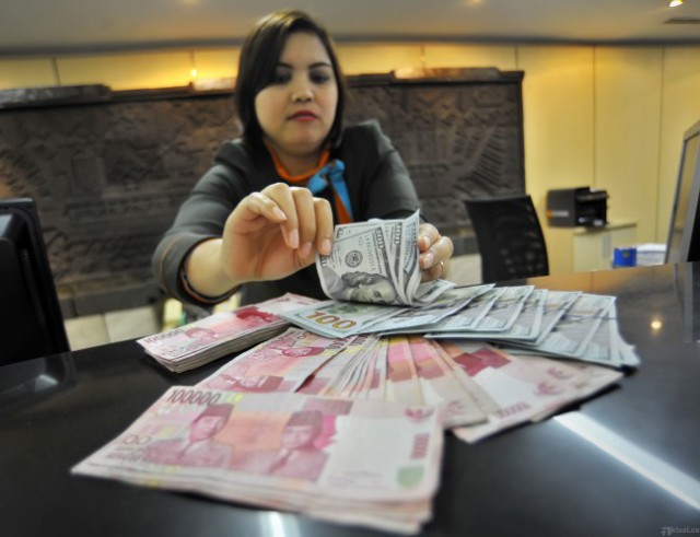 Awal Pekan, Rupiah Melemah 13 Poin ke Rp12.943