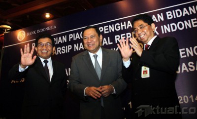 BI dapat Penghargaan Alih Dokumen Pengaturan dan Pengawasan Bank kepada OJK