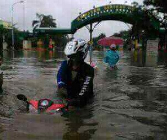 Banjir Masih Menggenangi KBN Cakung