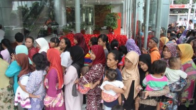 Bank NISP Bagi Sembako Gratis