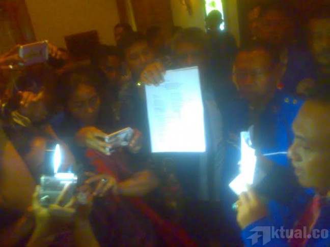 Belasan DPC Paksa Masuk, Registrasi Kongres Demokrat Ricuh